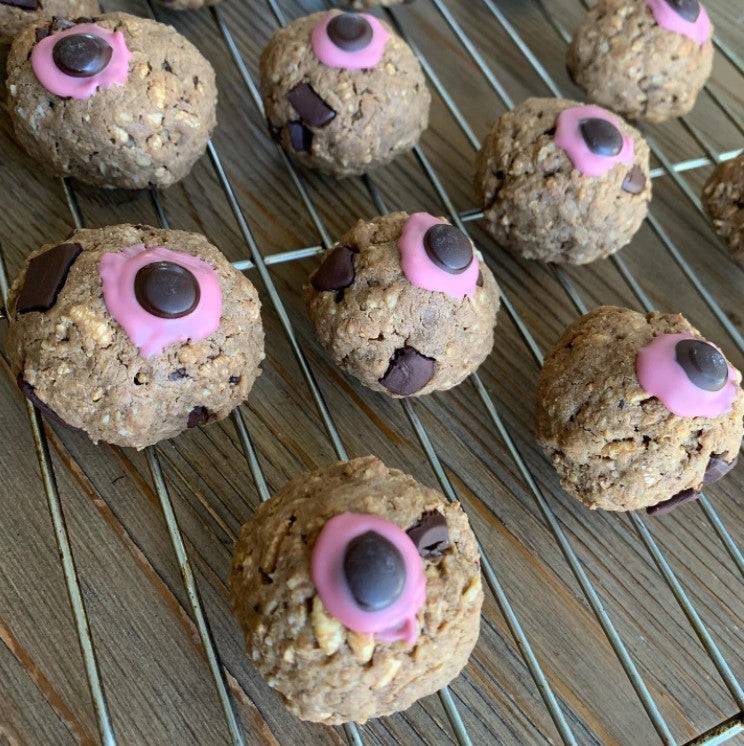 "SPOOKY" PEANUT BUTTER CHOCOLATE CHIP EYEBALL