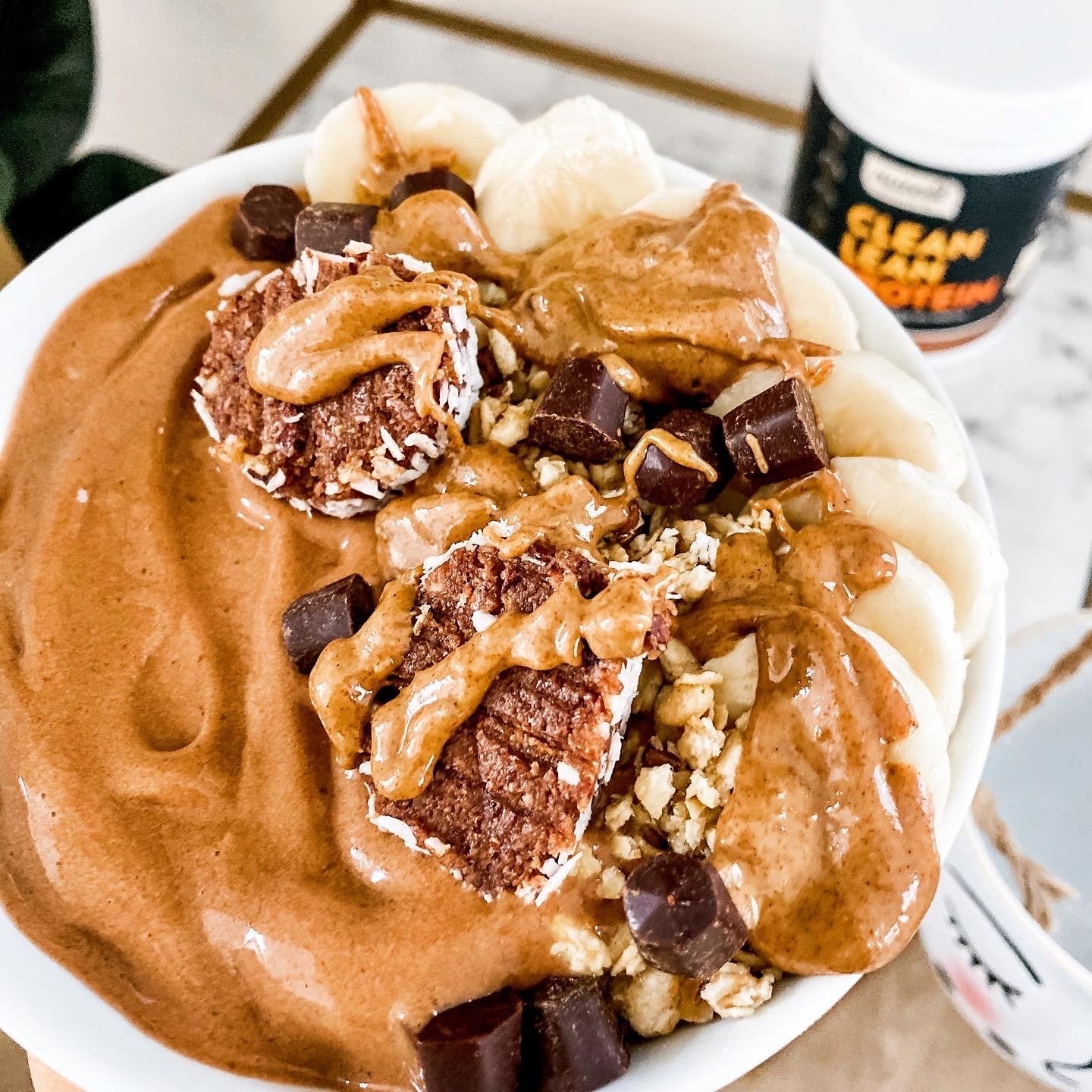 CHOCOLATE PEANUT BUTTER SMOOTHIE BOWL