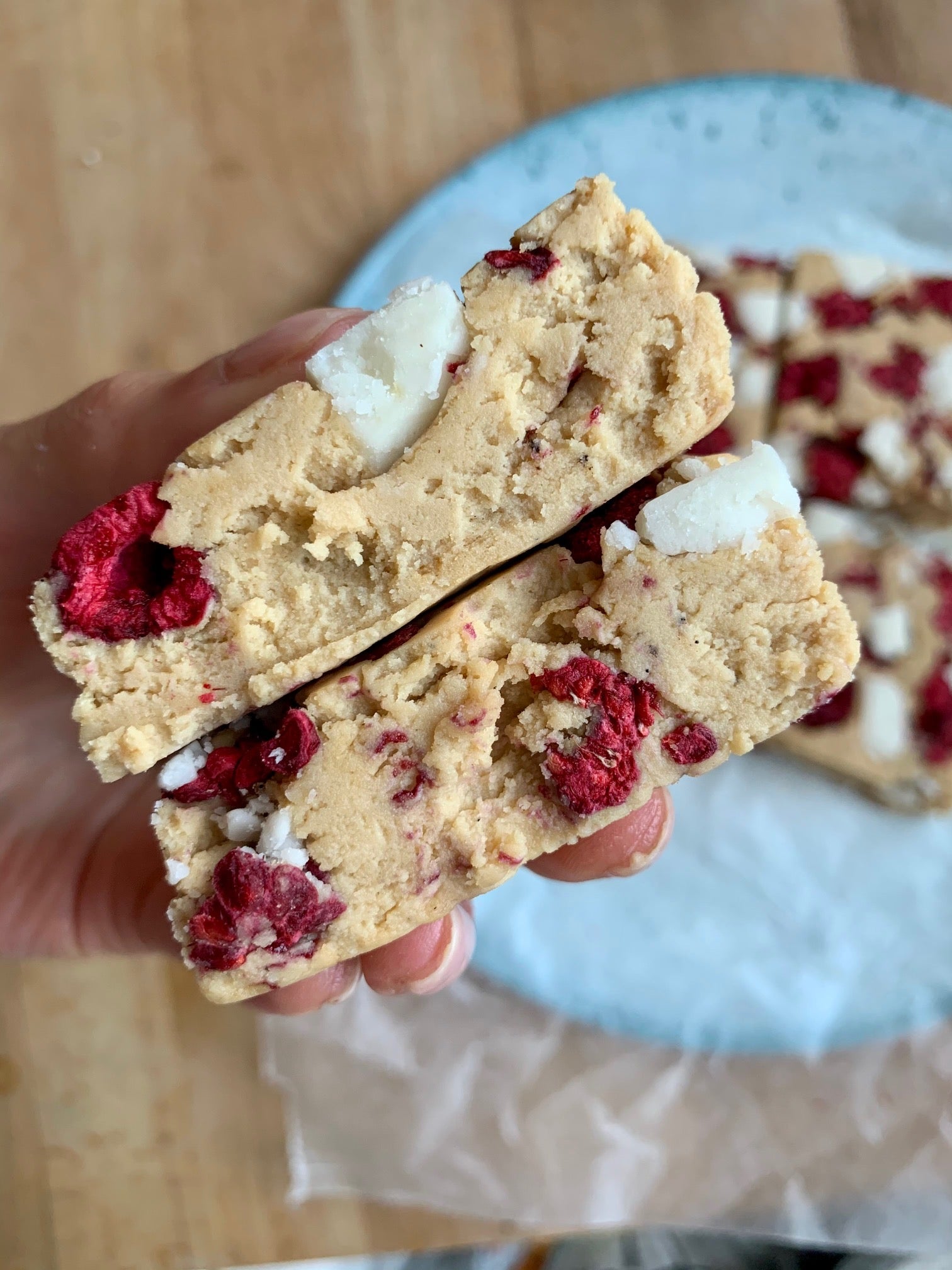 WHITE CHOCOLATE RASPBERRY CHEESECAKE PROTEIN BARS